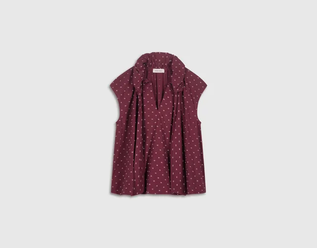 Packshot piqué : blouse sans manches bordeaux à pois