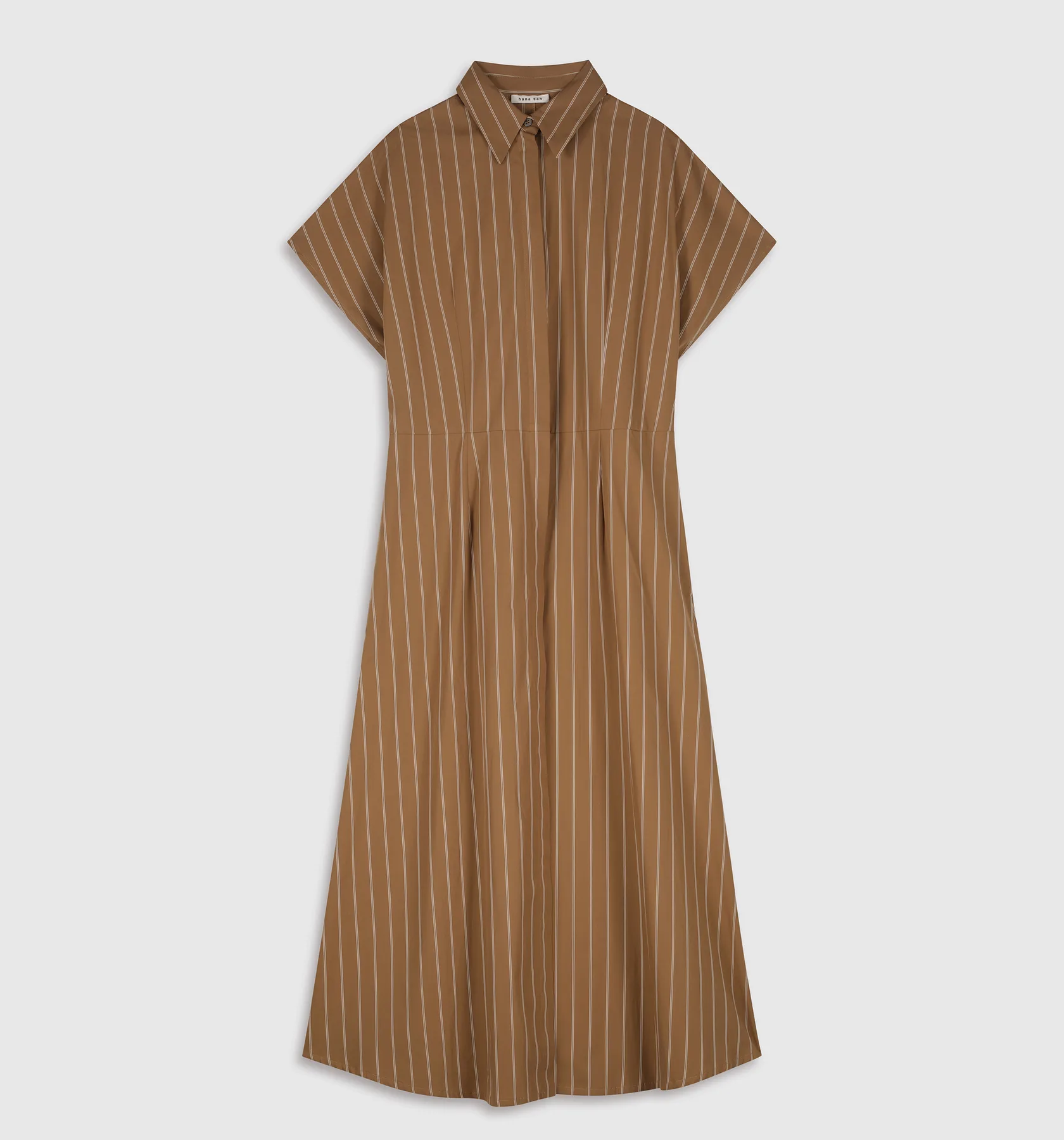 Packshot piqué : robe chemise rayée marron sans manches
