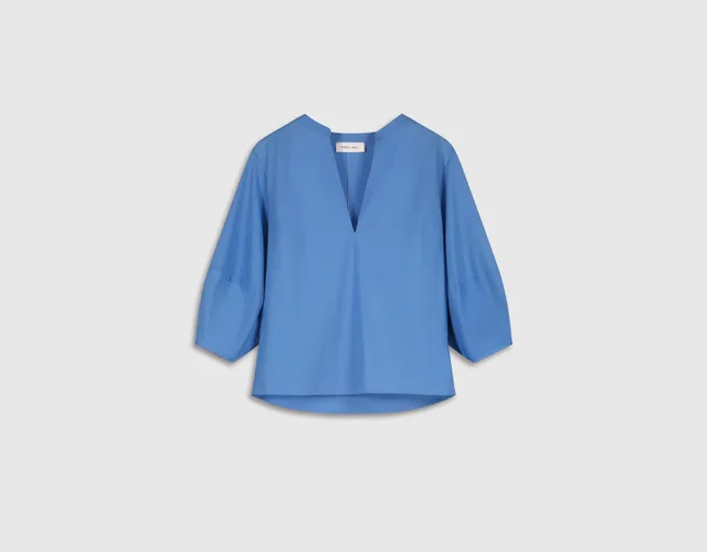 Packshot piqué : blouse bleue col V à manches bouffantes