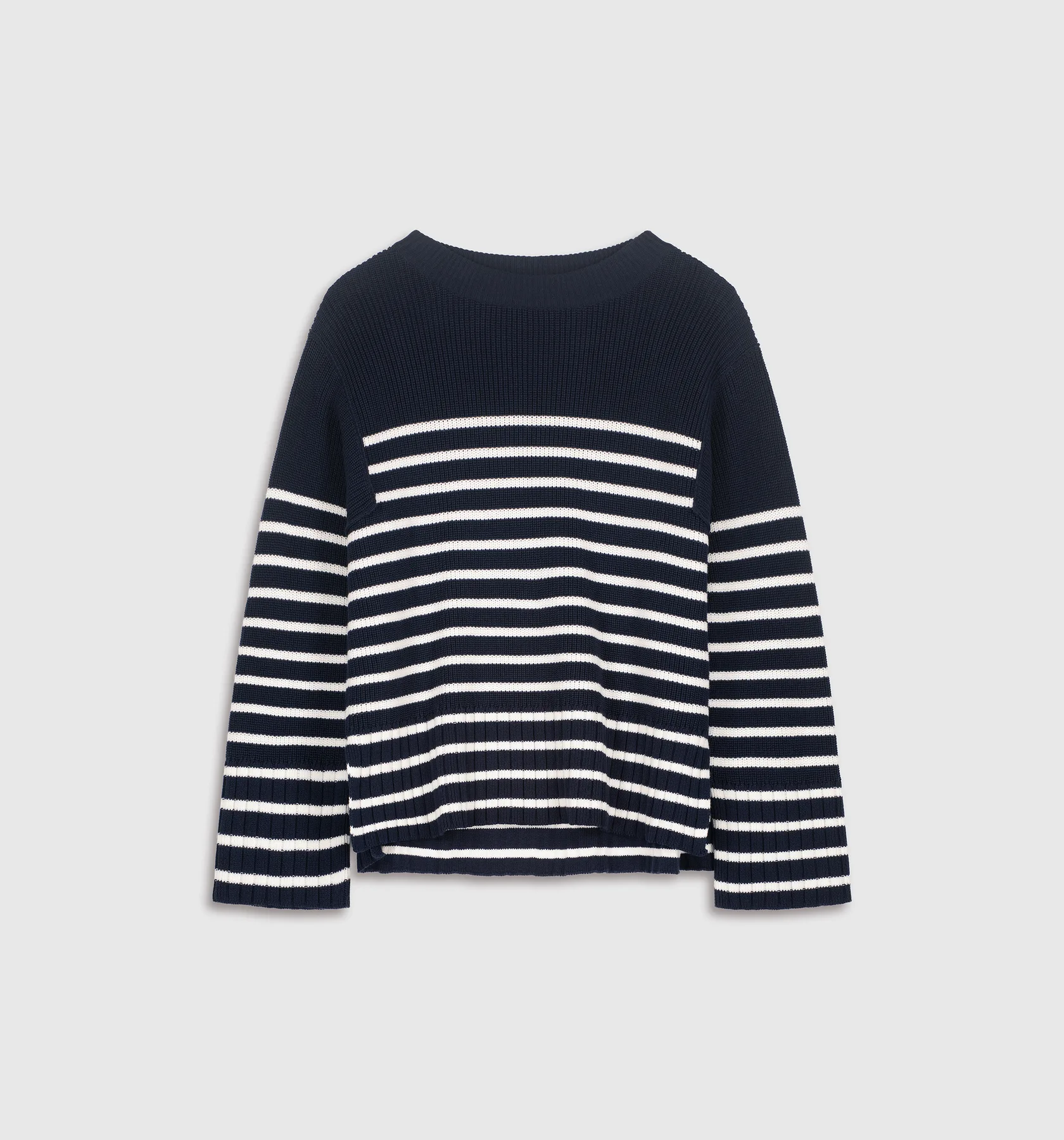 Packshot piqué : pull marinière bleu marine et blanc
