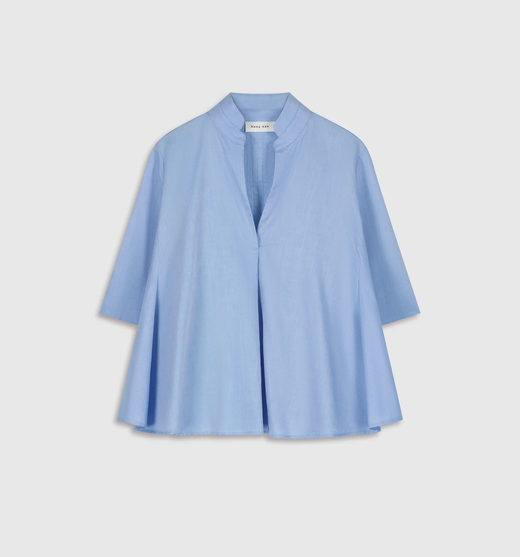 Packshot piqué : blouse évasée bleu ciel col V