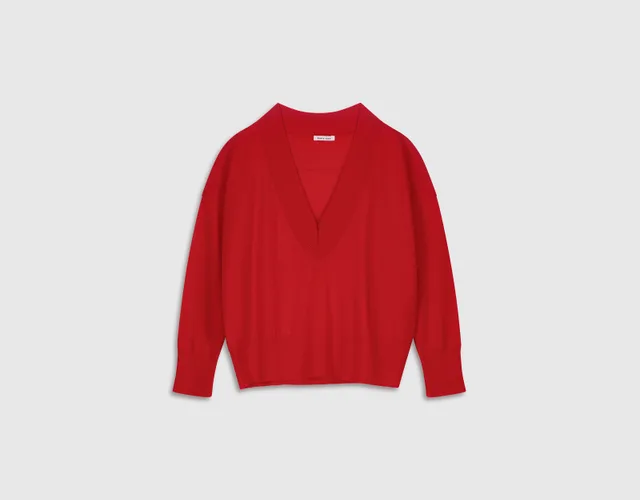 Packshot piqué : pull col V rouge