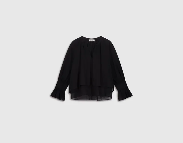 Packshot piqué : blouse noire en voile à manches volantées